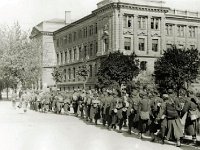 Zagreb, 8. svibnja 1945. godine. Prolaz jedinica I. ili II. JA Savskom ulicom.jpg
